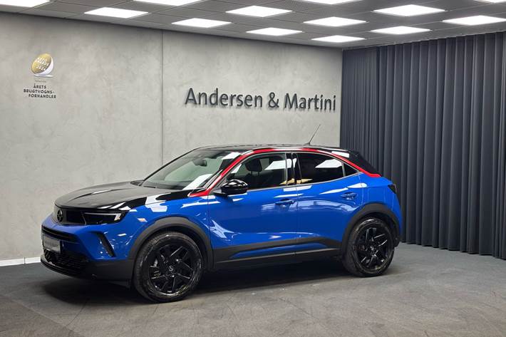 Blå Opel Mokka-e fra 2022 set udefra