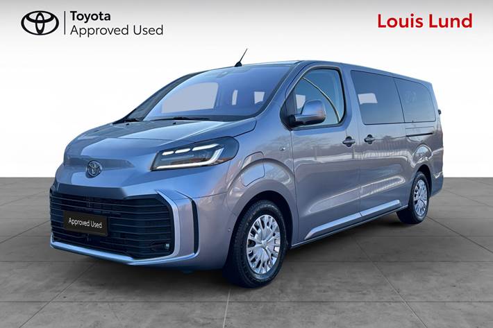 Grå Toyota Proace Verso Electric fra 2024 set udefra