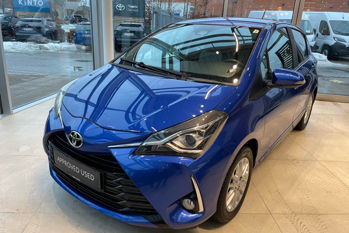 Blå Toyota Yaris fra 2019 set udefra
