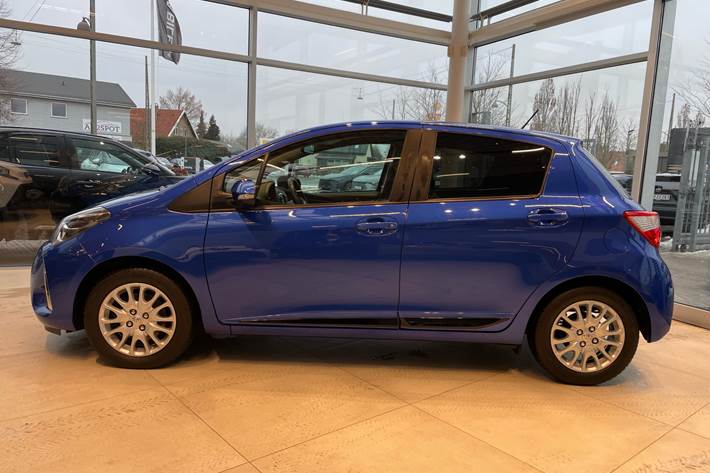 Blå Toyota Yaris fra 2019