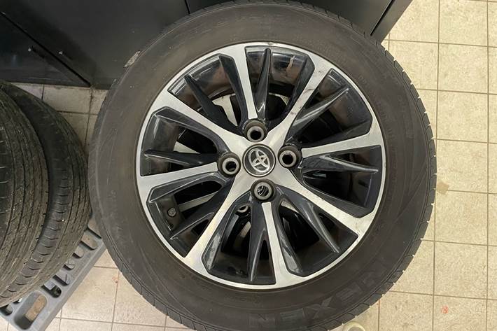 Blå Toyota Yaris fra 2019