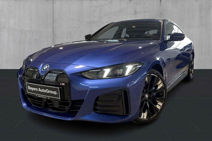 Blå BMW i4 fra 2025 set udefra
