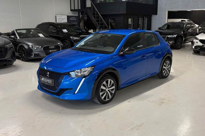 Blå Peugeot e-208 fra 2022 set udefra