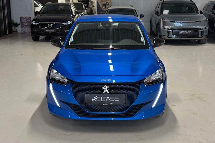 Blå Peugeot e-208 fra 2022