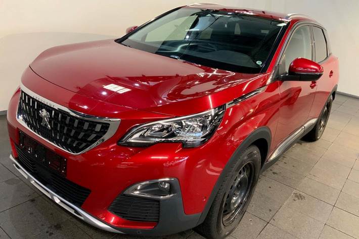 Rød Peugeot 3008 fra 2017 set udefra