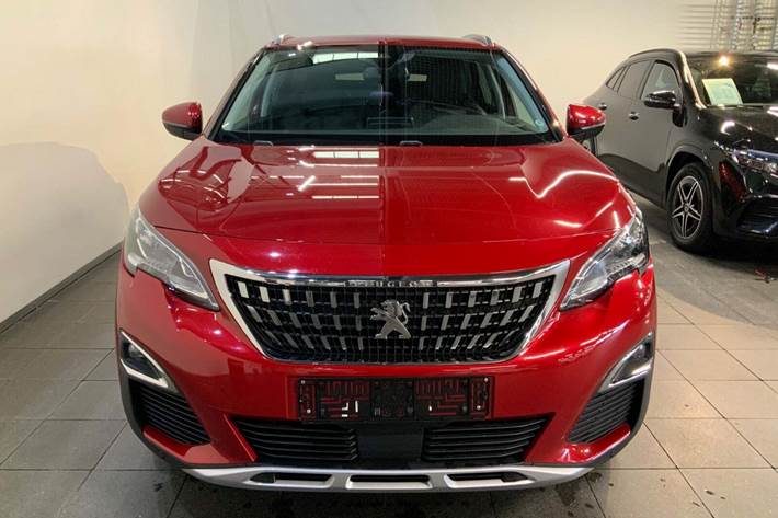 Rød Peugeot 3008 fra 2017