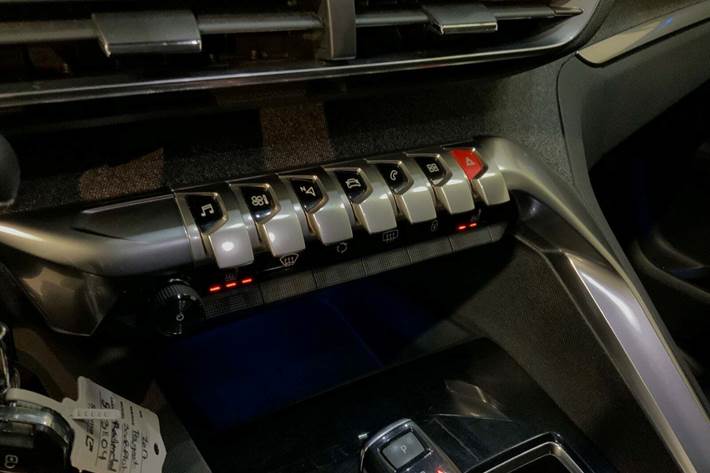 Rød Peugeot 3008 fra 2017