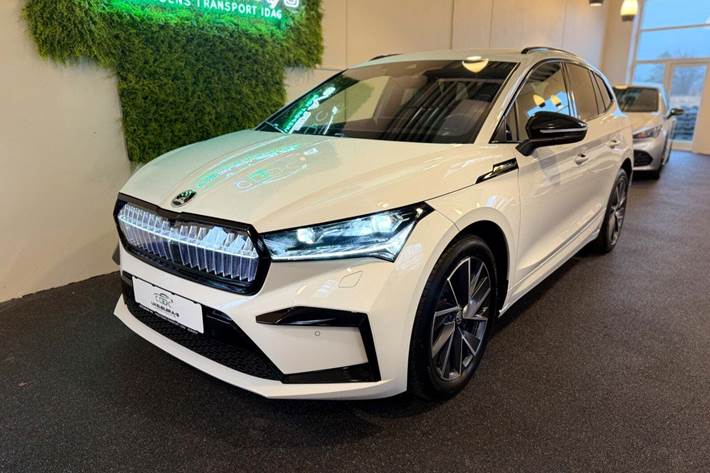 Hvid Skoda Enyaq fra 2024 set udefra