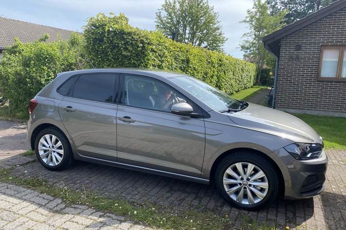 Grå VW Polo fra 2020