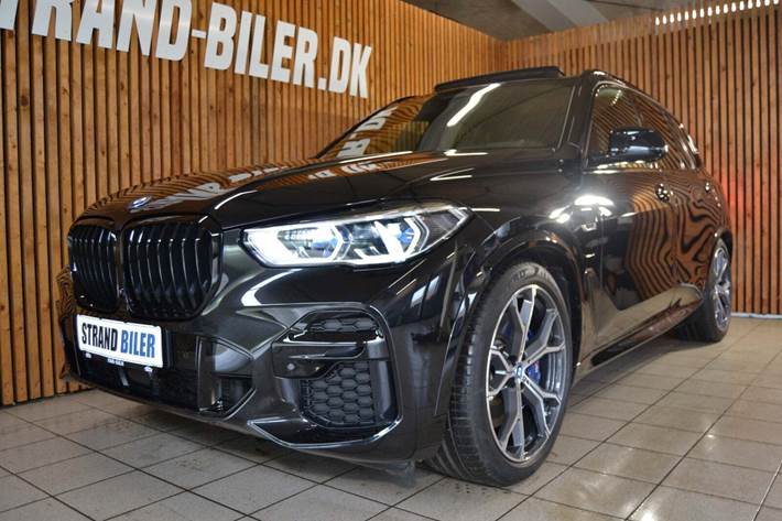 Sort BMW X5 fra 2023 set udefra