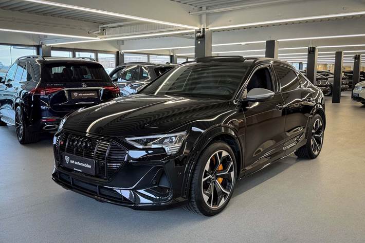 Sort Audi e-tron S fra 2022 set udefra