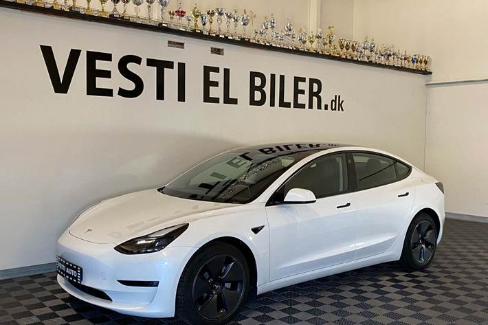 Hvid Tesla Model 3 fra 2021