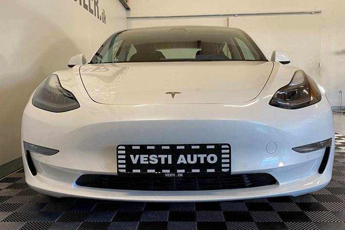 Hvid Tesla Model 3 fra 2021