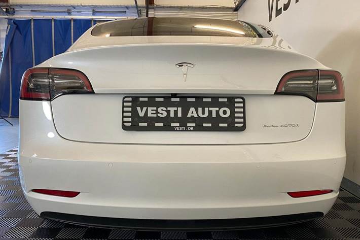 Hvid Tesla Model 3 fra 2021