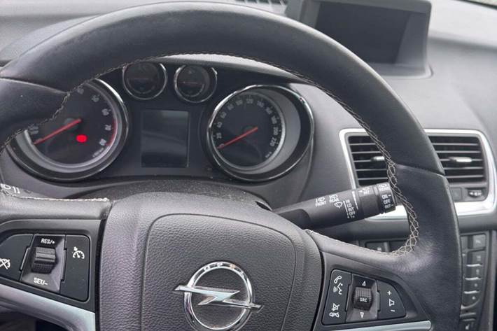 Grå Opel Meriva fra 2016