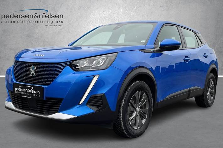 Blå Peugeot e-2008 fra 2021 set udefra