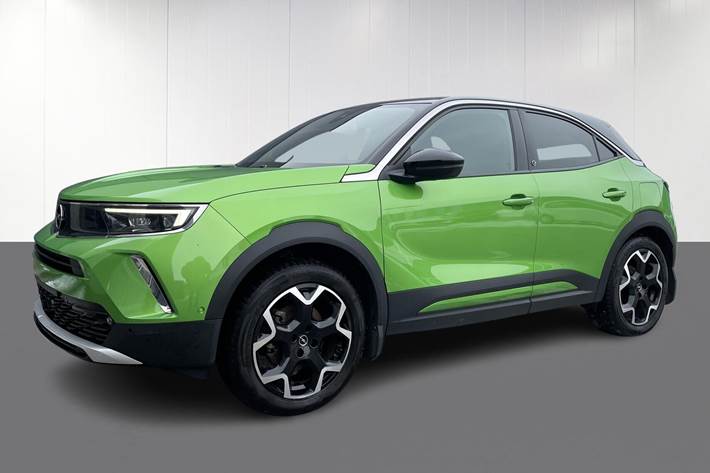 Grøn Opel Mokka-e fra 2021 set udefra