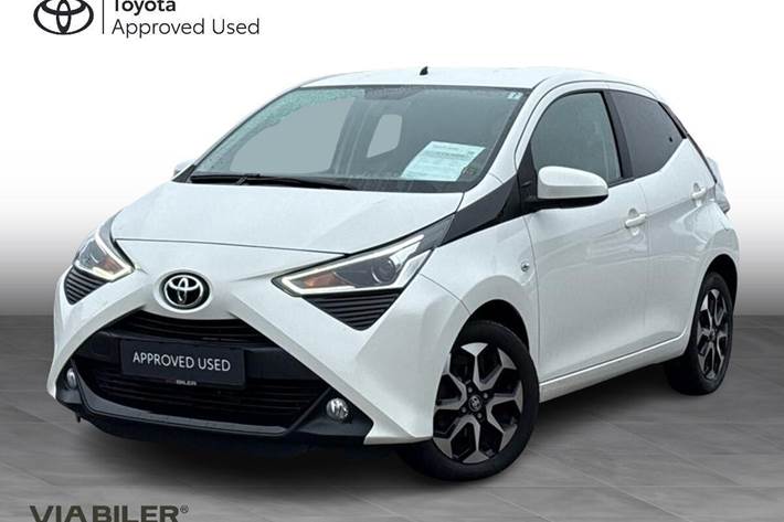 Hvid Toyota Aygo fra 2020 set udefra