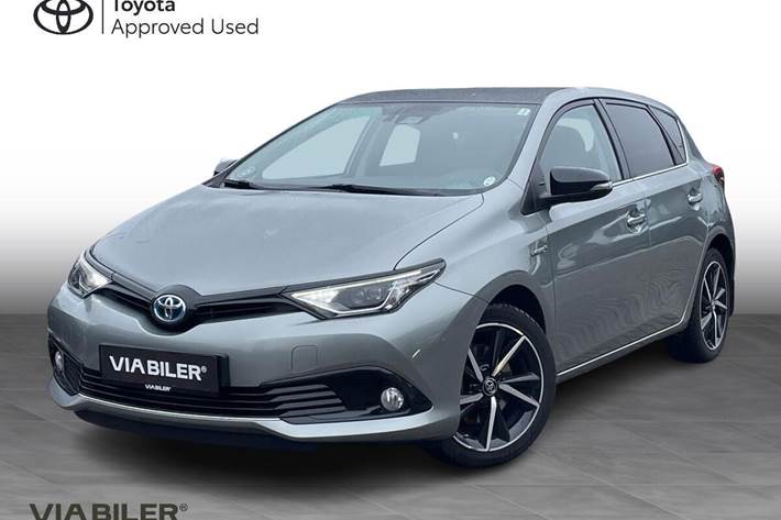 Grå Toyota Auris fra 2017 set udefra