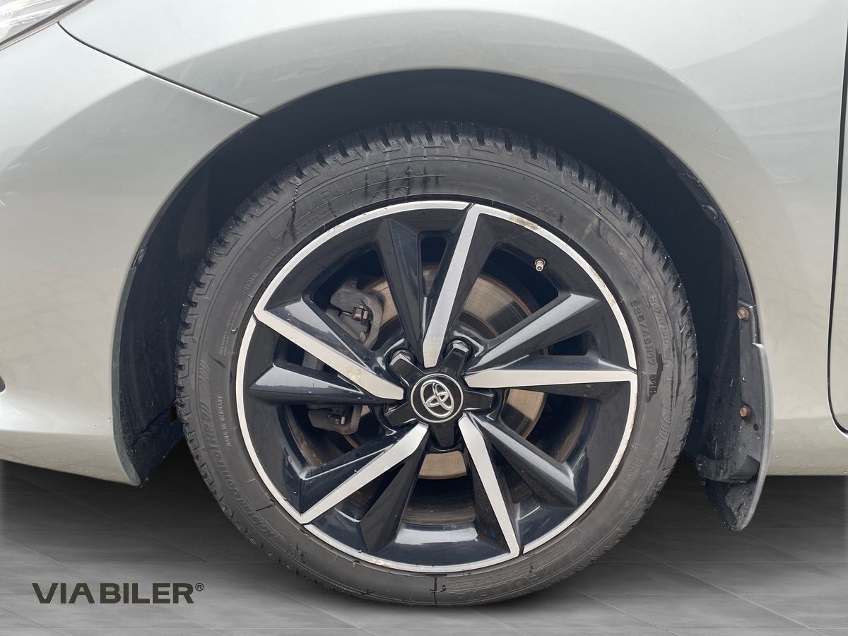 Grå Toyota Auris fra 2017