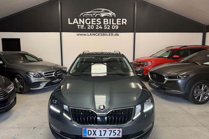 Grå Skoda Octavia fra 2020
