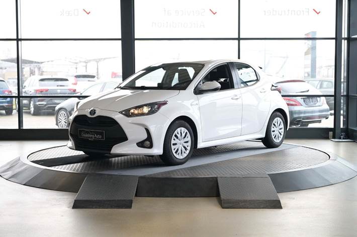 Hvid Toyota Yaris fra 2020 set udefra