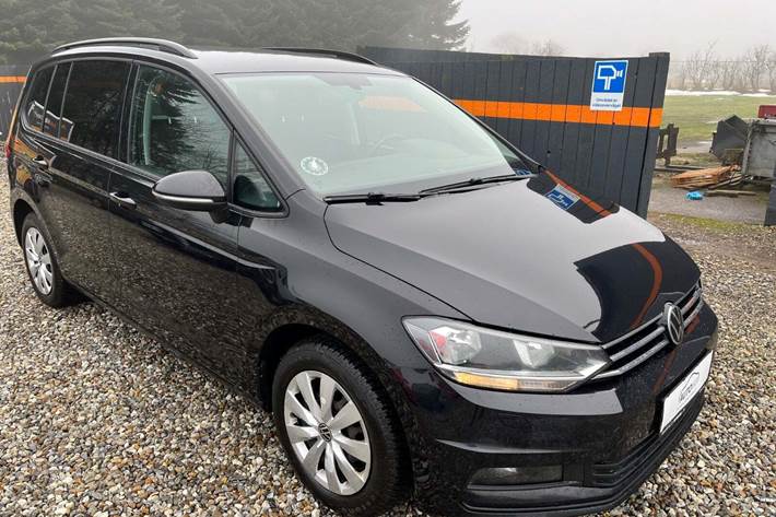 Sort VW Touran fra 2021 set udefra