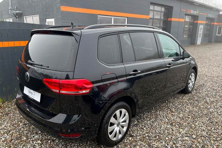 Sort VW Touran fra 2021