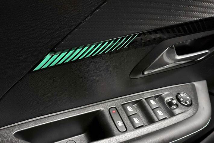 Rød Peugeot e-208 fra 2023