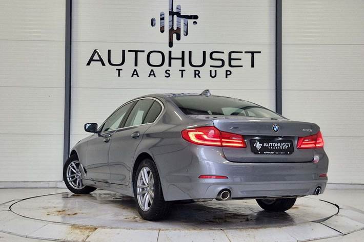 Blå BMW 530i fra 2020
