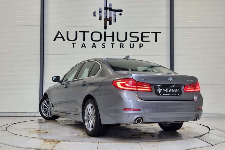 Blå BMW 530i fra 2020