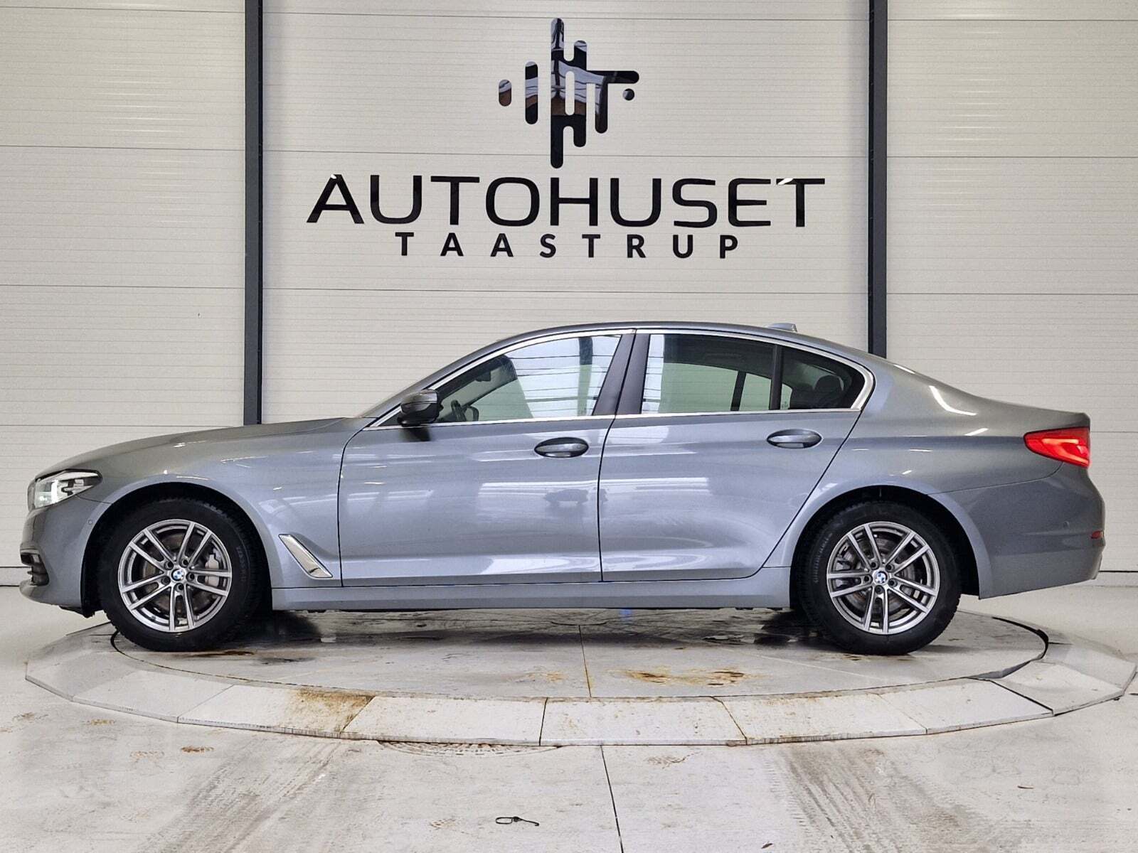 Blå BMW 530i fra 2020
