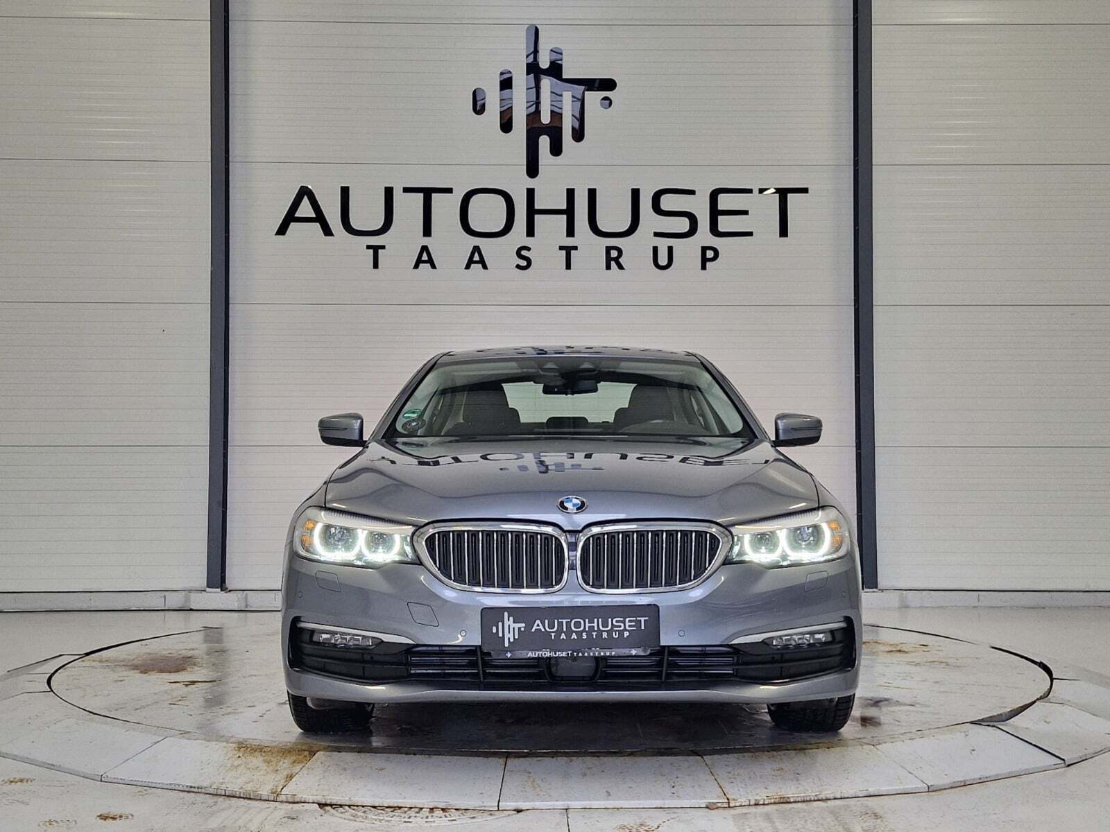 Blå BMW 530i fra 2020 set udefra