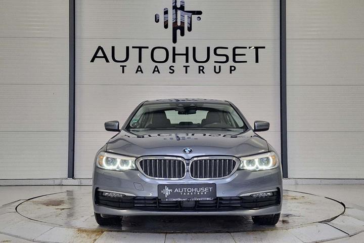 Blå BMW 530i fra 2020 set udefra