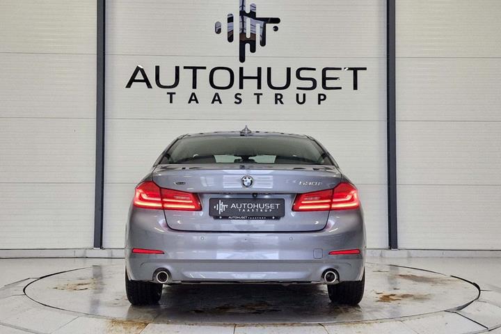 Blå BMW 530i fra 2020 set udefra