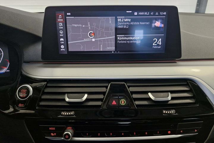 Blå BMW 530i fra 2020 set indefra