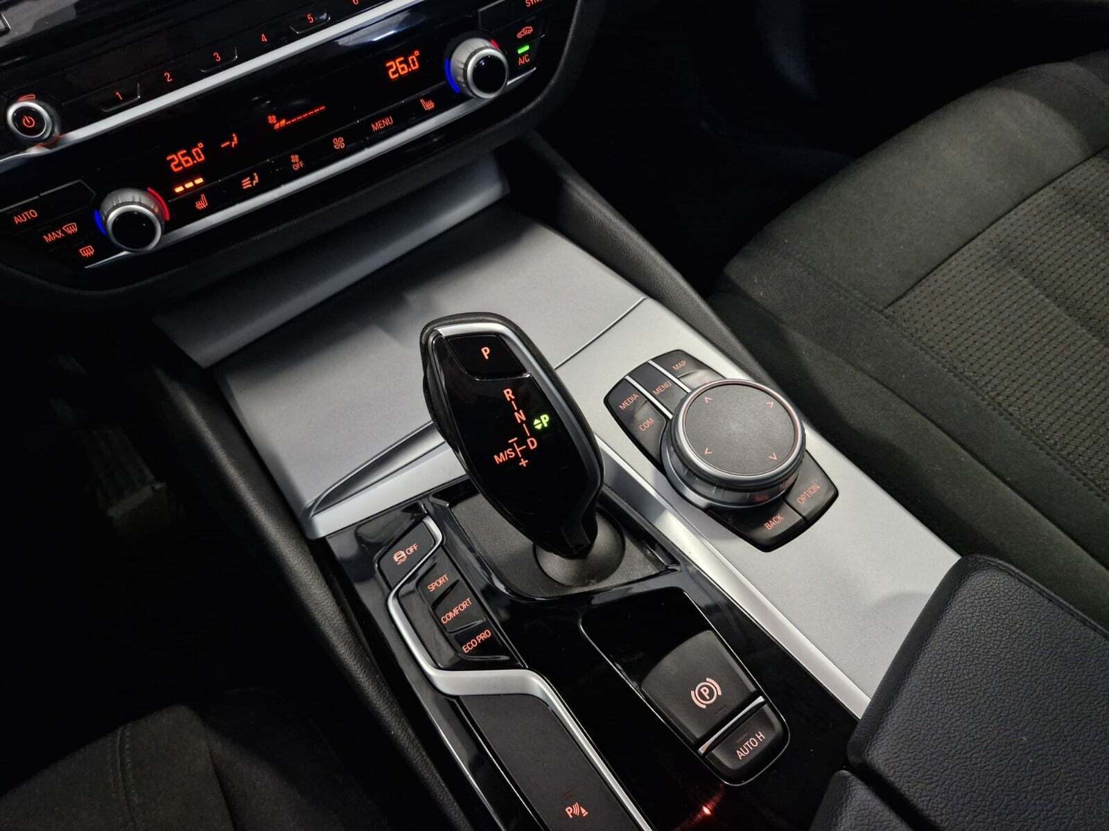 Blå BMW 530i fra 2020 set indefra