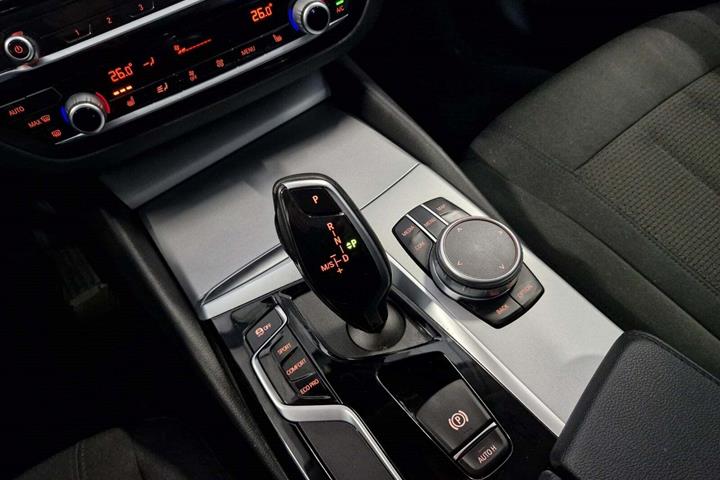Blå BMW 530i fra 2020 set indefra