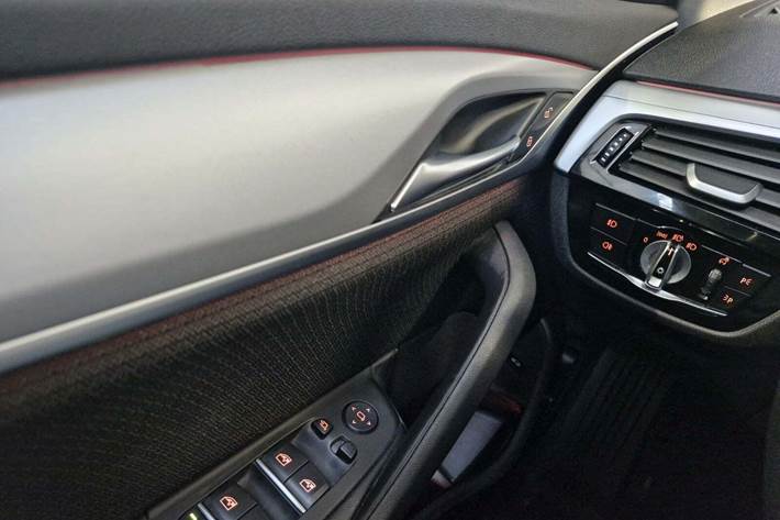 Blå BMW 530i fra 2020