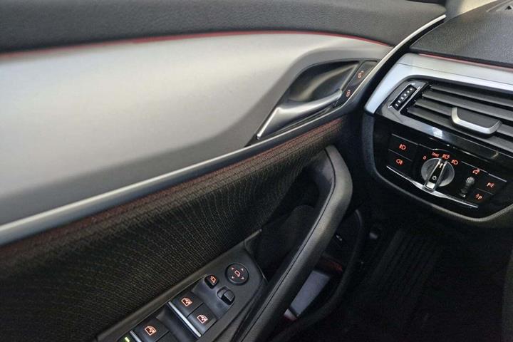 Blå BMW 530i fra 2020 set indefra