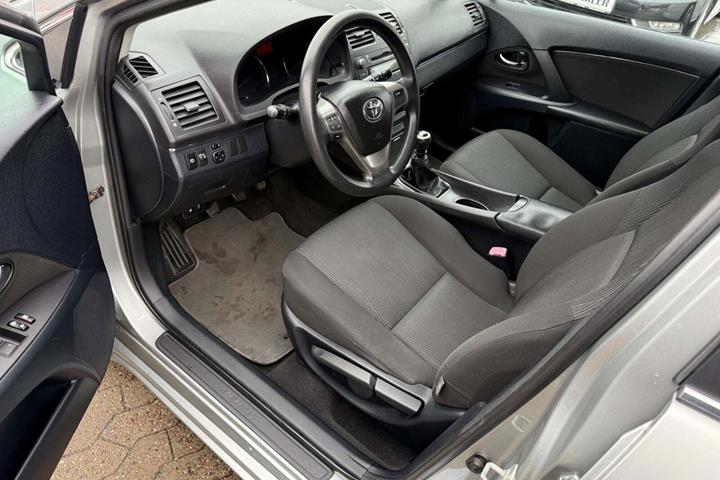 undefined Toyota Avensis fra 2009 set indefra