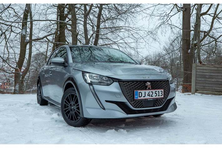 Sølv Peugeot e-208 fra 2020 set udefra
