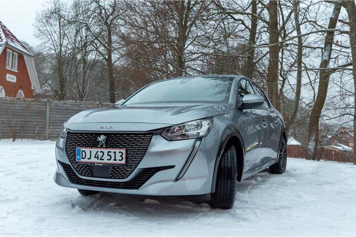 Sølv Peugeot e-208 fra 2020