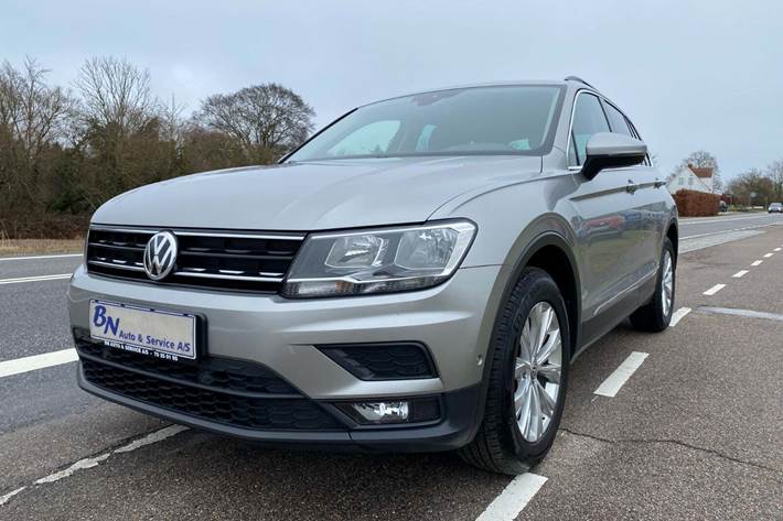 Sølv VW Tiguan fra 2019 set udefra
