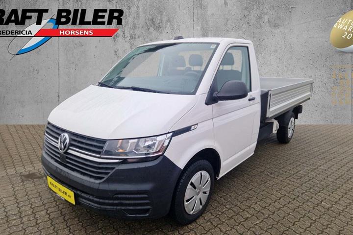 Hvid VW Transporter fra 2024 set udefra