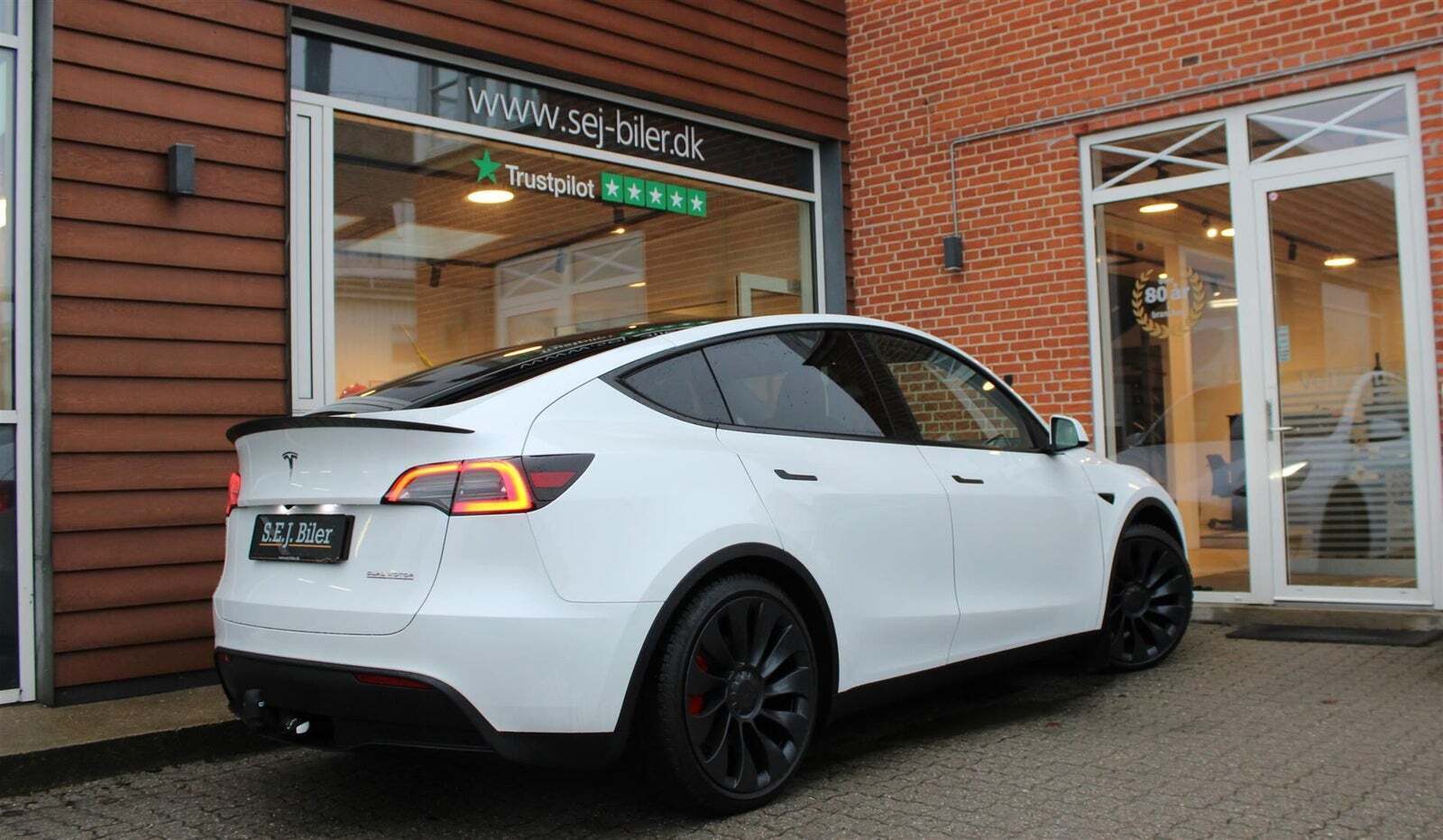 Hvid Tesla Model Y fra 2024
