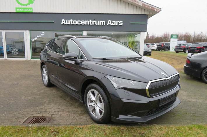 Sort Skoda Enyaq fra 2022 set udefra