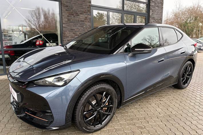 Blå Cupra Tavascan fra 2025 set udefra