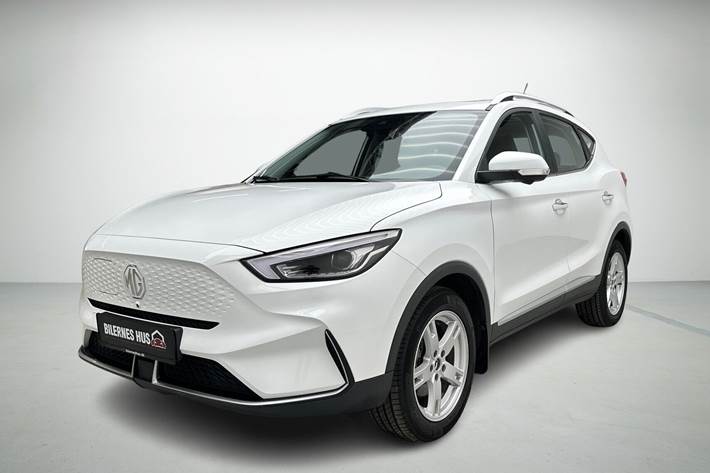 Hvid MG ZS EV fra 2022 set udefra
