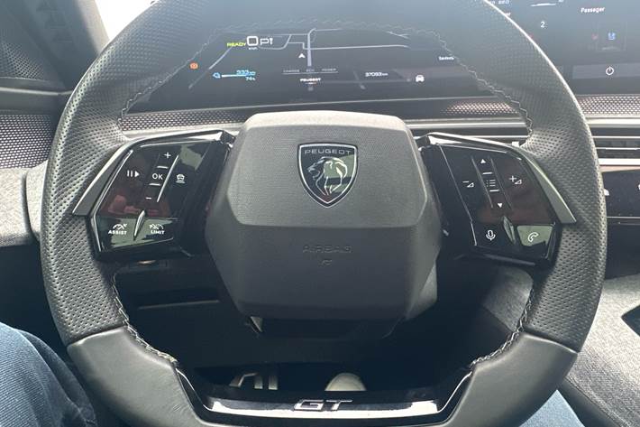 Grå Peugeot e-5008 fra 2024